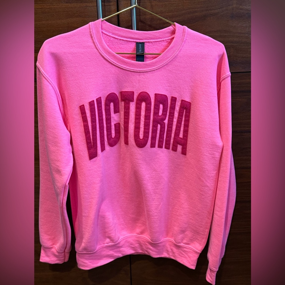 Victoria Pink Sweatshirt size small never worn